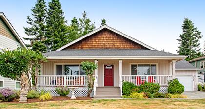 Adorable island home with beach access, tennis courts, backyard, WiFi & W/D