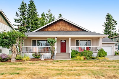 Adorable island home with beach access, tennis courts, backyard, WiFi & W/D