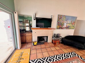 Fernseher, Kamin, DVD-Player, Bücher