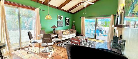 Televisión, chimenea, reproductor de DVD, libros