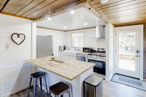 Fridge, microwave, stovetop, dishwasher