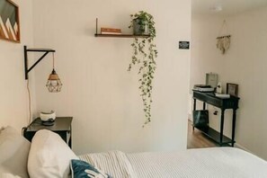 1 slaapkamer, een strijkplank/strijkijzer, wifi, beddengoed