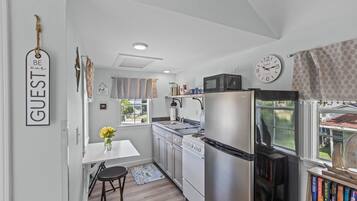 Køleskab, mikrobølgeovn, ovn, kogeplade