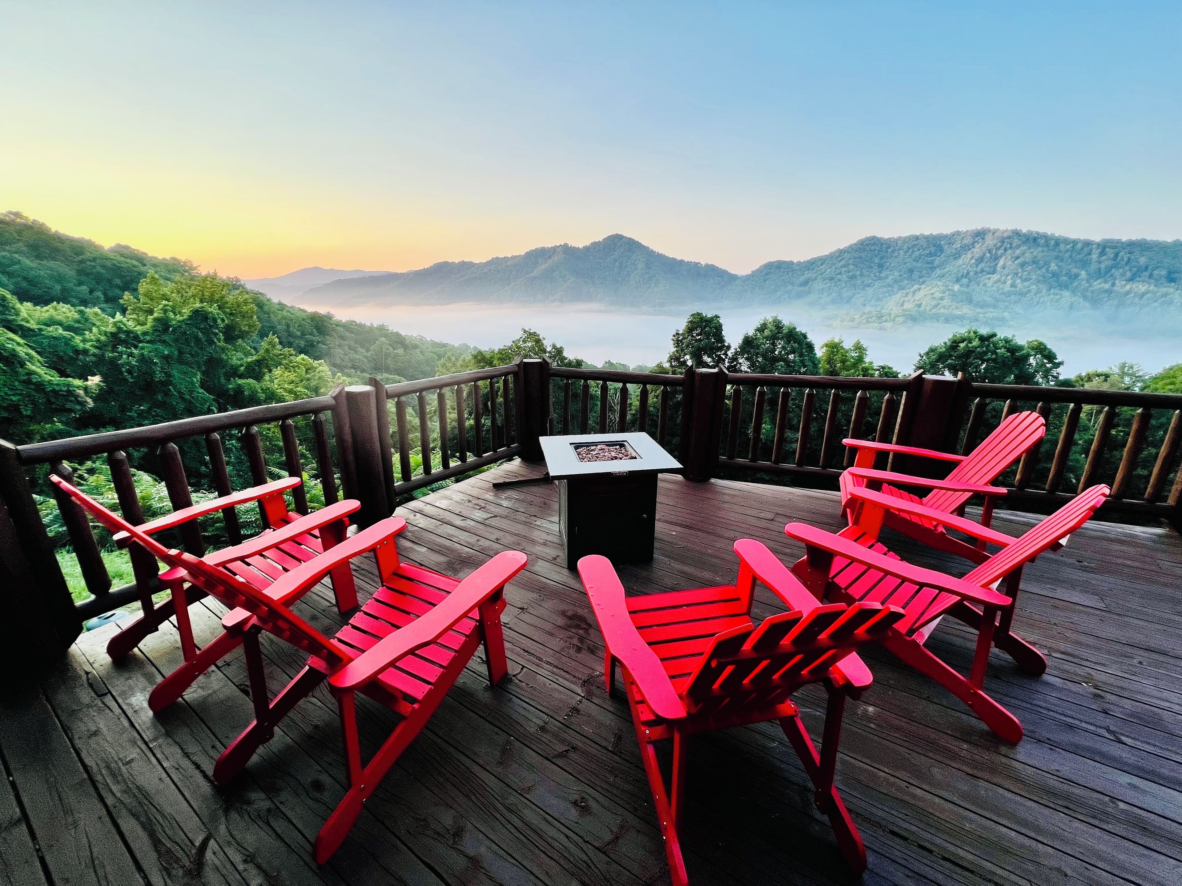 Breathtaking Mountain Views, Pets OK, Hot Tub, Cabin on Pvt. 26 acres mountain.