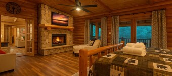 Scenic Family Getaway, Hot Tub, Theatre, Game Room, Pet Friendly & Elopements OK
