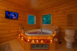 Shower, jetted bath, hair dryer, towels - Heavenly Heights Lodge •Hot Tub •Theater •Game Room • Pet Friendly • Elopements (Burnsville)