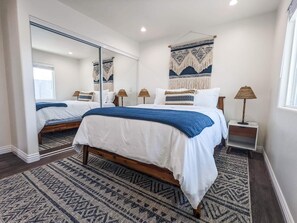 2 bedrooms, desk, iron/ironing board, free WiFi - Newly built guest house with full kitchen and washer/dryer (Simi Valley)