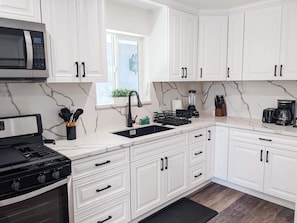 Kjøleskap, mikrobølgeovn, ovn og kokeplater