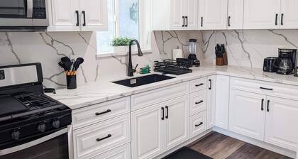 Newly built guest house with full kitchen and washer/dryer
