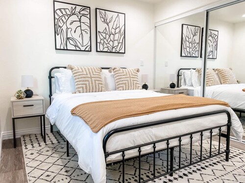 Newly built guest house with full kitchen and washer/dryer