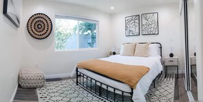 2 bedrooms, desk, iron/ironing board, free WiFi - Newly built guest house with full kitchen and washer/dryer (Simi Valley)