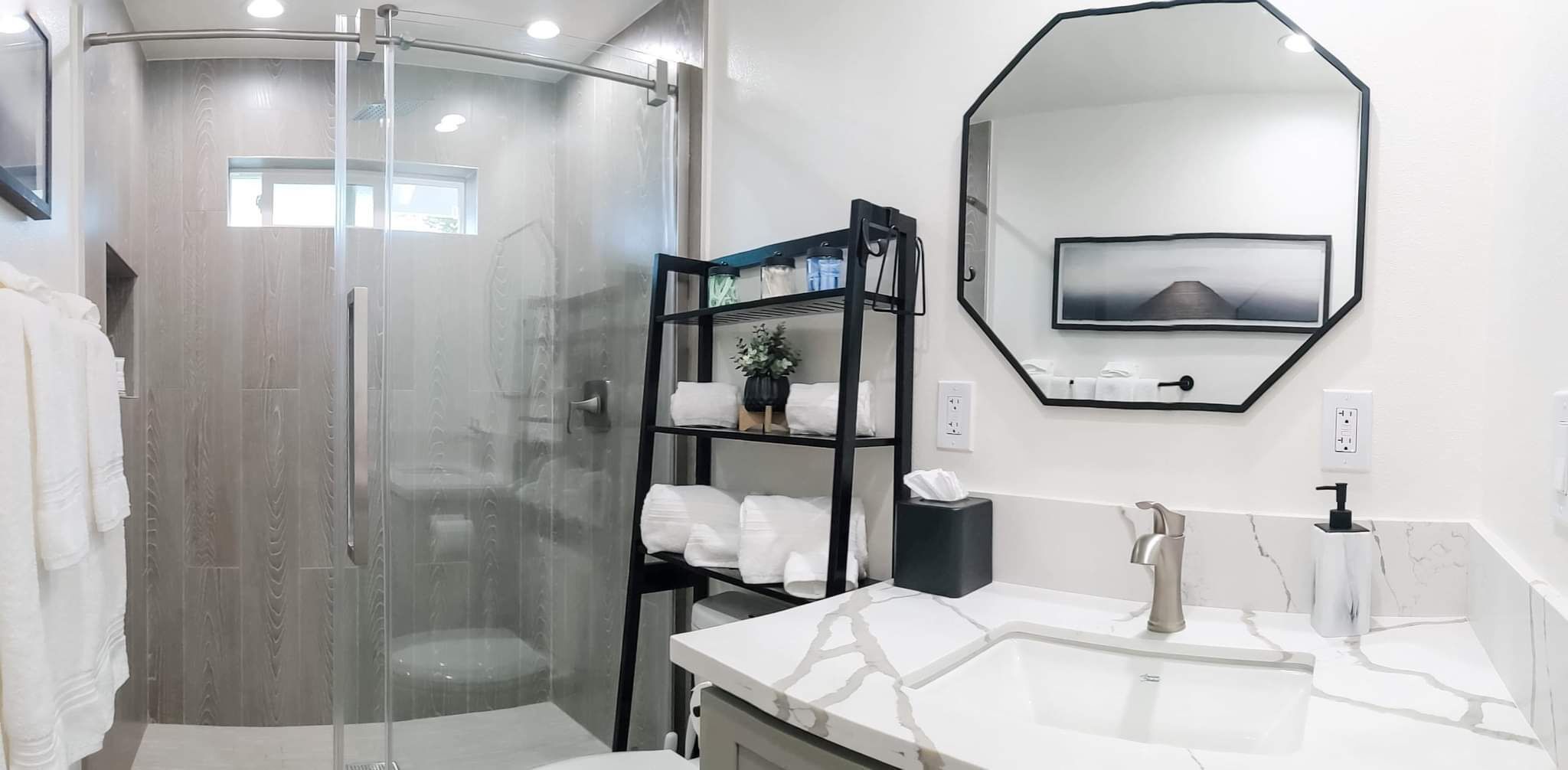 Douche, sèche-cheveux, serviettes fournies, savon