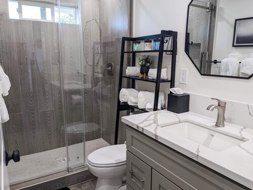 Newly built guest house with full kitchen and washer/dryer
