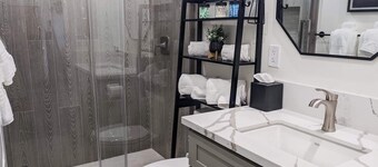 Newly built guest house with full kitchen and washer/dryer