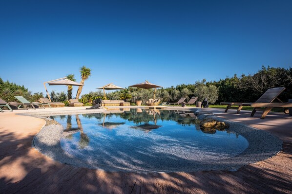 Außenpool (je nach Saison geöffnet), Sonnenschirme, Liegestühle