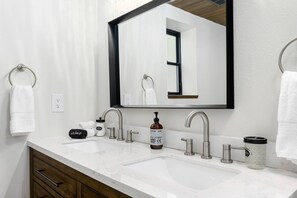 Kombinert dusj/badekar, hårføner, håndklær og sjampo