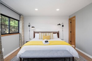 4 bedrooms, desk, iron/ironing board, free WiFi