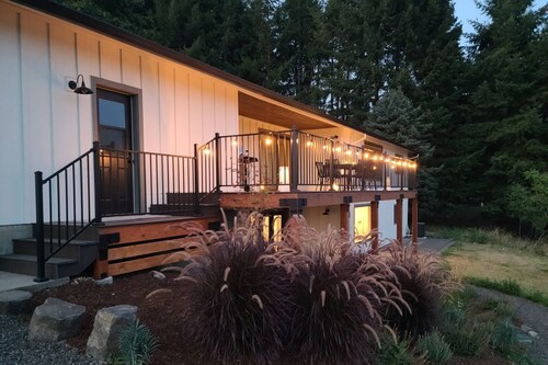 Magnificent Golf Course Views, Huge Deck, Views of the Hazelnut Orchard, BBQ, 3 Miles to McMinnville