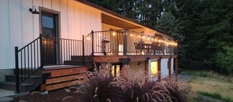 Magnificent Golf Course Views, Huge Deck, Views of the Hazelnut Orchard, BBQ, 3 Miles to McMinnville