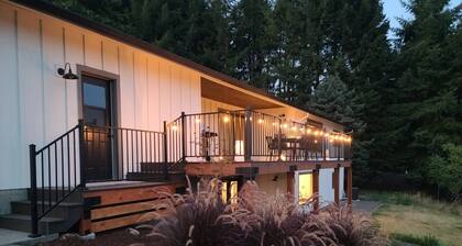Magnificent Golf Course Views, Huge Deck, Views of the Hazelnut Orchard, BBQ, 3 Miles to McMinnville