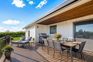 Outdoor dining - Magnificent Golf Course Views, Huge Deck, Views of the Hazelnut Orchard, BBQ, 3 Miles to McMinnville (McMinnville)
