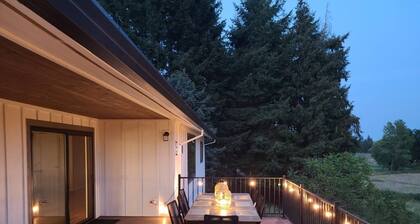 Magnificent Golf Course Views, Huge Deck, Views of the Hazelnut Orchard, BBQ, 3 Miles to McMinnville