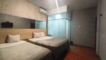 Family Room | Desk, free WiFi, bed sheets