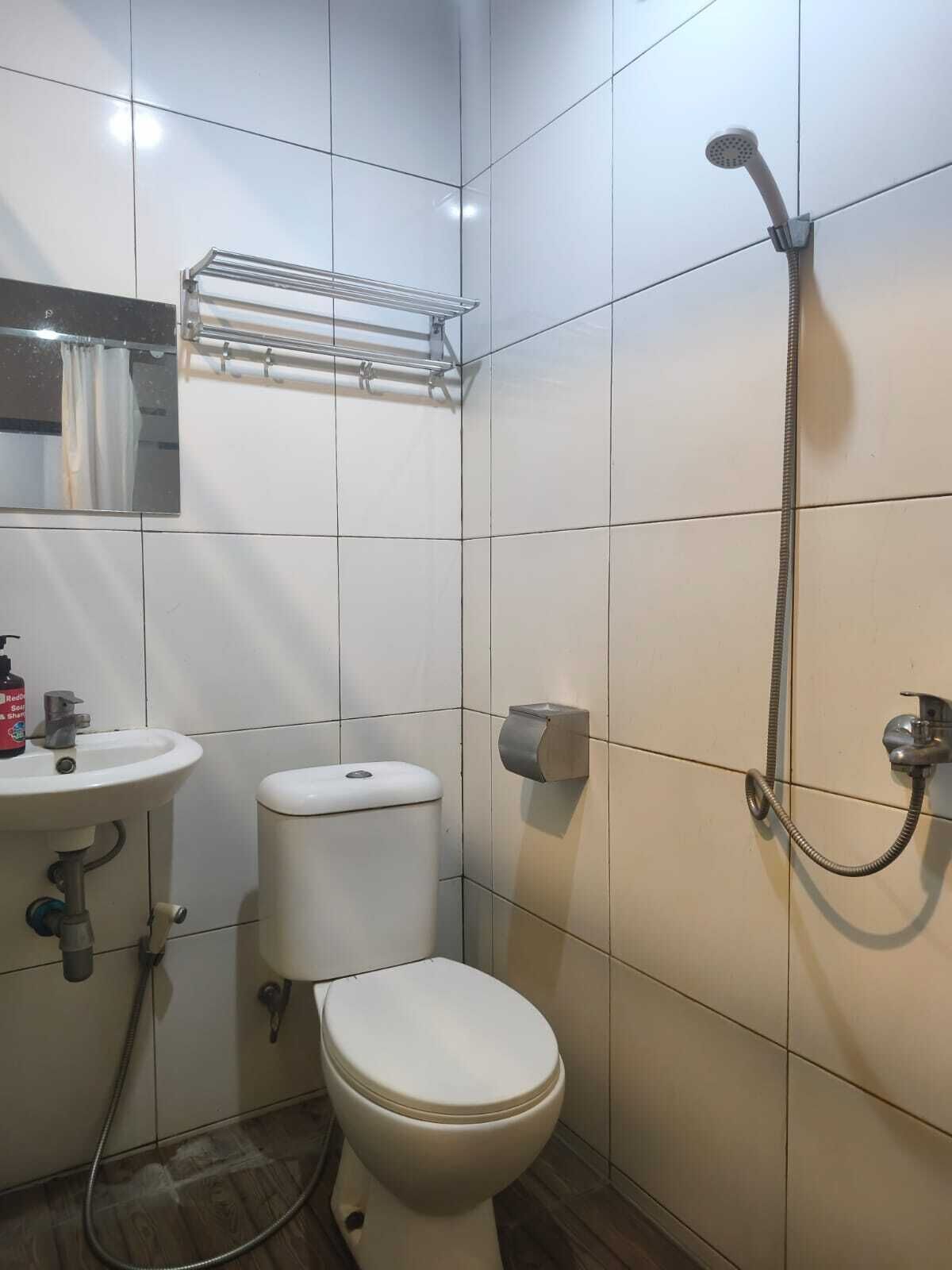 Habitación individual Deluxe | Baño | Regadera, bidet, toallas 