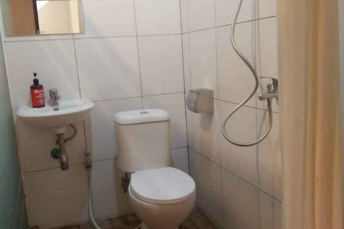 Baño | Regadera, bidet, toallas, jabón 