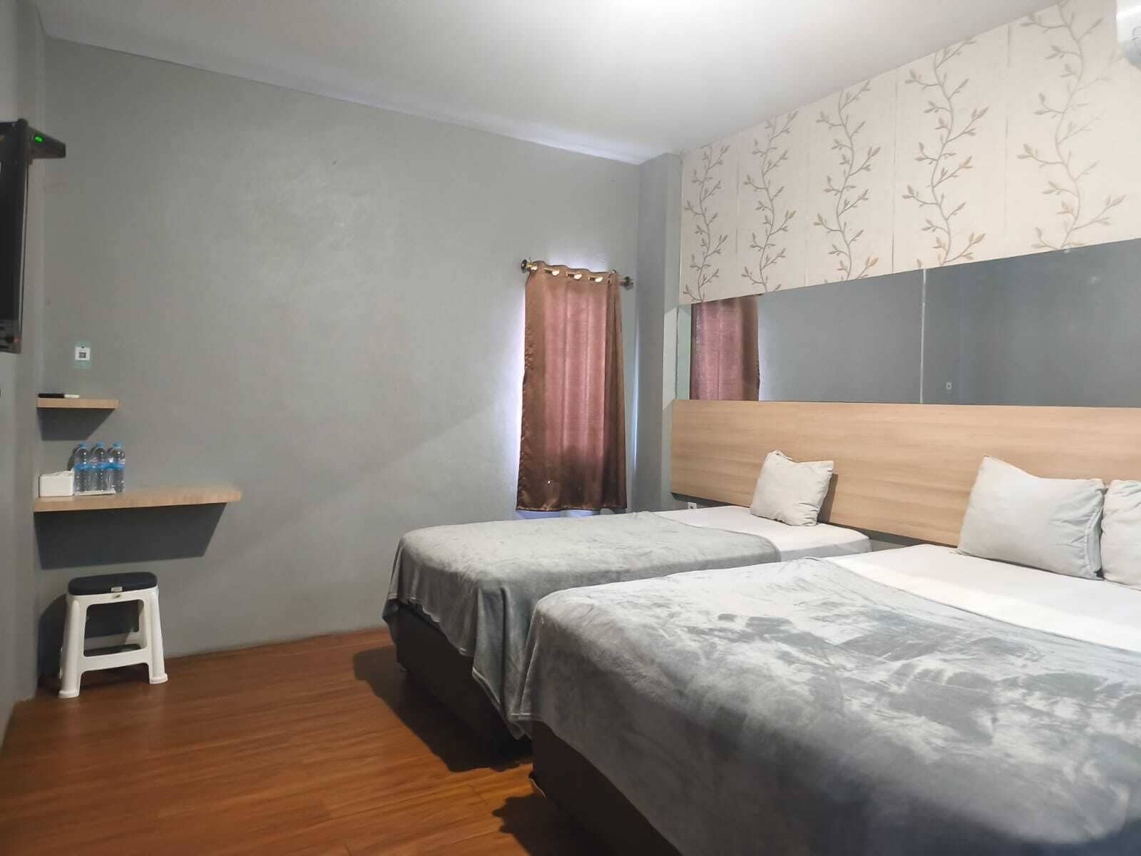 Family Room | Desk, free WiFi, bed sheets