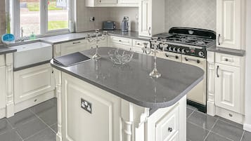 Fridge, oven, stovetop, dishwasher