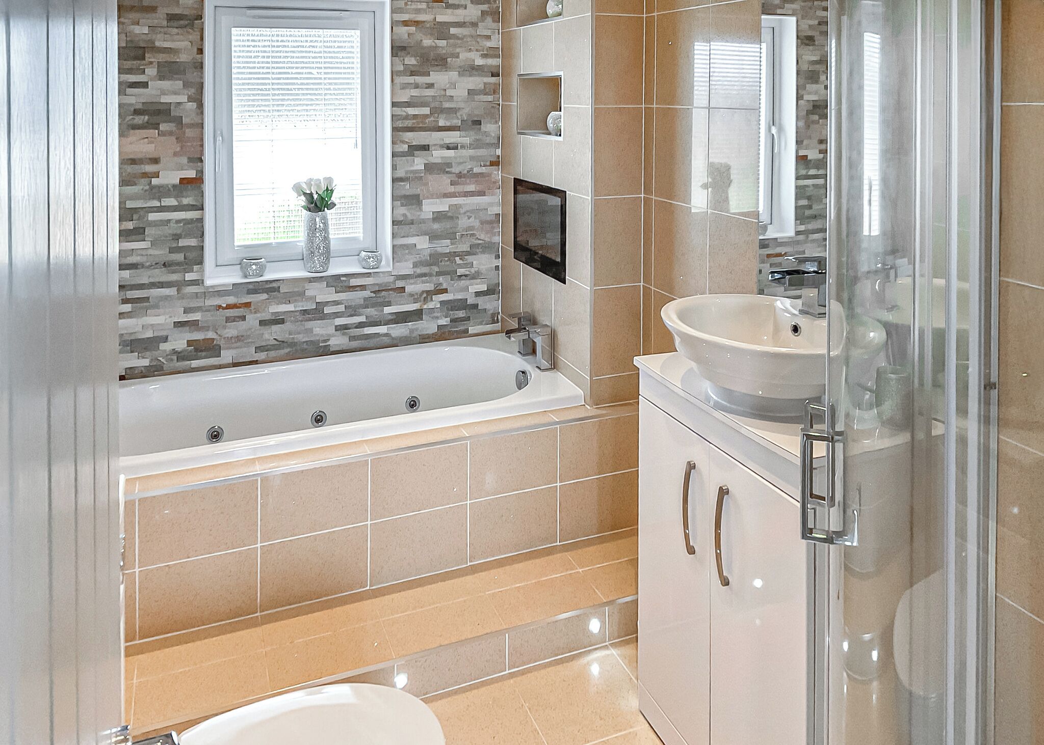 Une salle de bain moderne avec une baignoire, un lavabo et une douche.