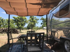 Outdoor dining - Gila Vintage Airstream RV- pet friendly (Gila)
