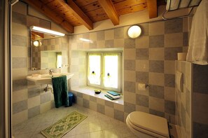 Shower, towels - Casa Panorama Nove: A bright and cheerful apartment situated at a short distance from the shores of Lake Como, with Free WI-FI. (Mezzegra)