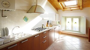 Coffee/tea maker, stovetop, dishwasher, cookware/dishes/utensils - Casa Panorama Nove: A bright and cheerful apartment situated at a short distance from the shores of Lake Como, with Free WI-FI. (Mezzegra)