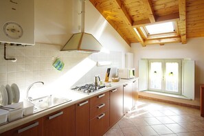 Herdplatte, Geschirrspüler, Wasserkocher mit Kaffee-/Teezubehör