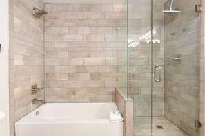 Ensemble baignoire-douche, articles de toilette (gratuits)
