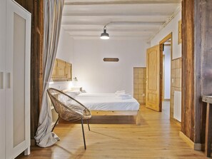 4 bedrooms, iron/ironing board, internet, bed sheets