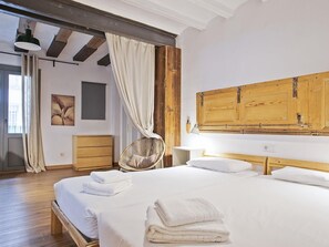 4 bedrooms, iron/ironing board, internet, bed sheets
