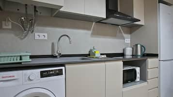 Kjøleskap, mikrobølgeovn og kjøkkenutstyr