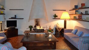 Smart-TV, Kamin, DVD-Player, Bücher