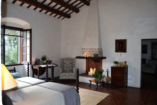 6 slaapkamers, een bureau, een strijkplank/strijkijzer, gratis wifi