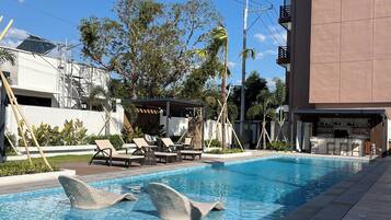 Outdoor pool, free pool cabanas, pool loungers