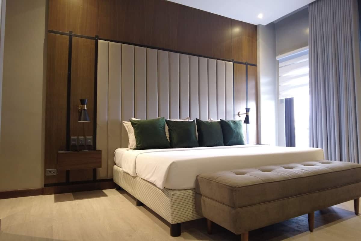 Executive suite | Hypoallergeen beddengoed, een kluis op de kamer, een bureau