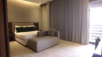 Deluxe Room | 1 bedroom, hypo-allergenic bedding, in-room safe, desk