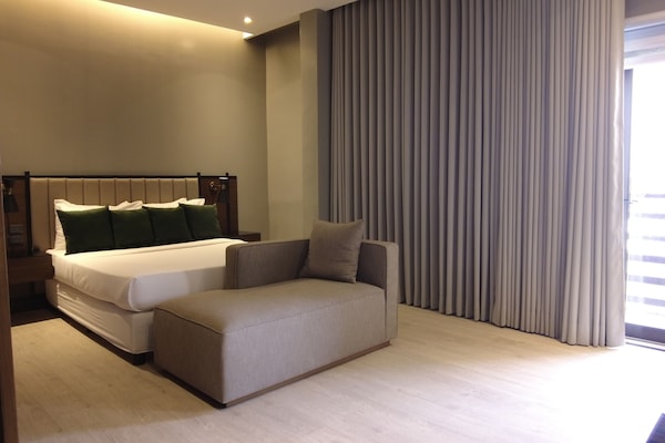 Ropa de cama hipoalergénica y caja de seguridad en la habitación