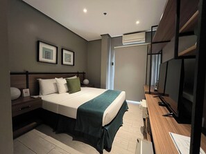 ห้องดีลักซ์ | เครื่องนอนป้องกันสารก่อภูมิแพ้, ตู้นิรภัยในห้องพัก, โต๊ะทำงาน