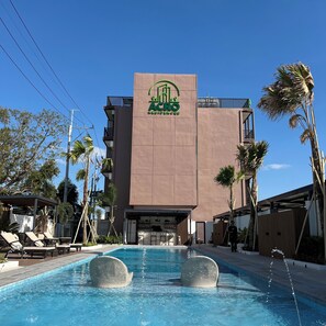 Piscine extérieure, cabanons gratuits, chaises longues