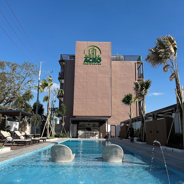 Outdoor pool, free pool cabanas, pool loungers