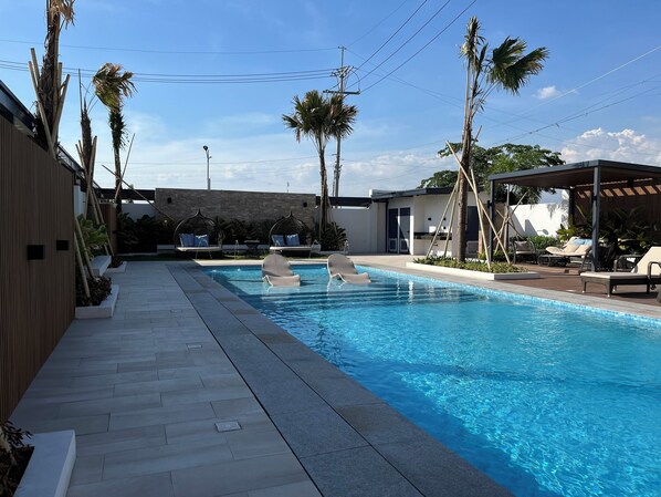 Outdoor pool, free pool cabanas, pool loungers